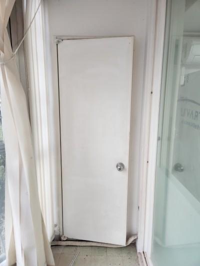 도어 프레임 상부의 접합 지점