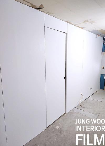 천장이 벗겨진 복도와 노출된 전선