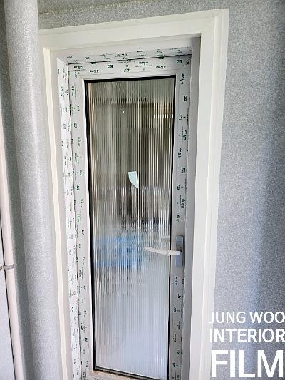 측정 테이프가 붙은 유리 도어의 디테일