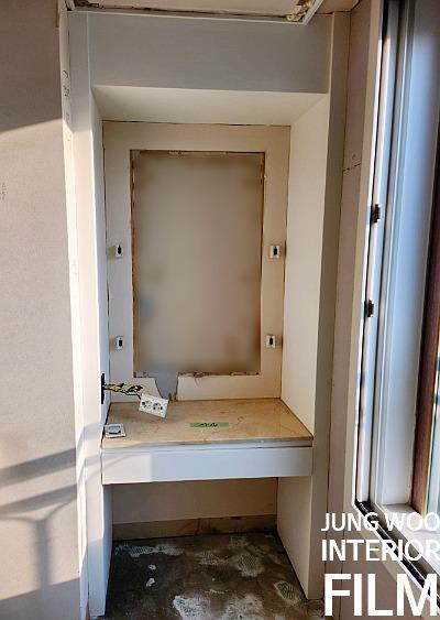 창문과 수납장이 인접한 구역의 작업 모습