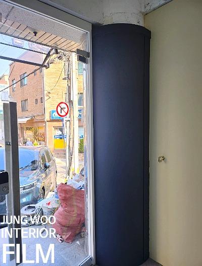 현관 유리문과 내부 벽면의 모습