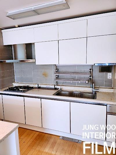 시공이 완료된 주방의 전경과 바닥재