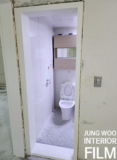 욕실 세부 장면: 형상 불확실 거울, 양변기