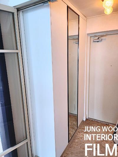 타일 바닥과 창호가 보이는 복도 문틀 구간