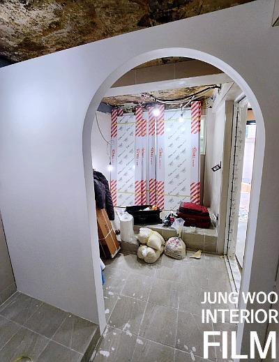 수공구를 이용해 필름 면을 밀착시키는 시공 과정