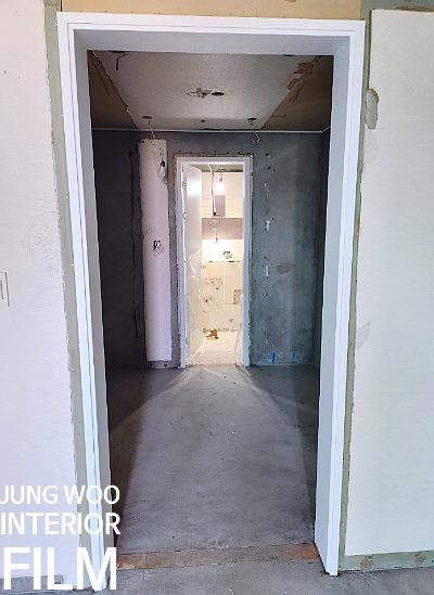 마감이 덜 된 복도의 벽과 천장