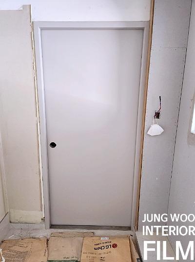 도어 프레임과 하부 패널의 면 정리 모습
