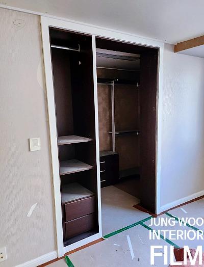 옷걸이봉이 있는 수납장 내부와 도어 패널의 모습