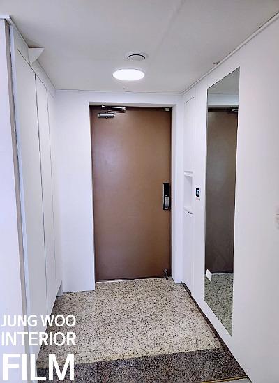 타일 바닥 위 수납장 하단 작업