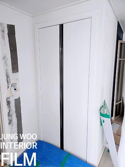 흰색 슬라이딩 도어와 페인트 작업 중인 벽면