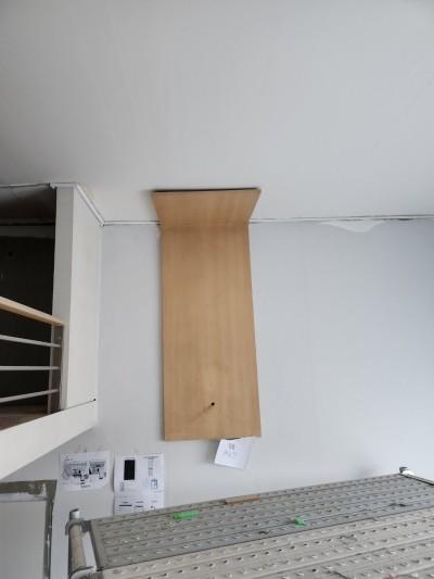나무 판넬과 난간 구조물이 설치된 벽면