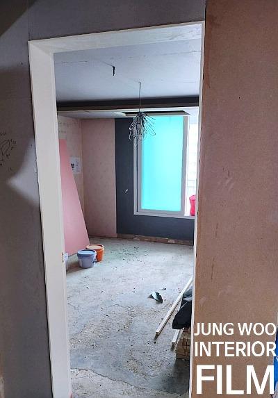 벽면 마감 전 상태와 붓통이 놓인 실내 현장