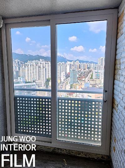 정밀하게 재단하여 붙이는 창문 프레임