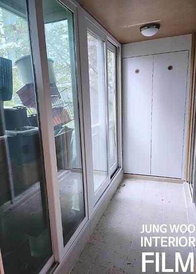 시공 전 수납장과 창문의 모습