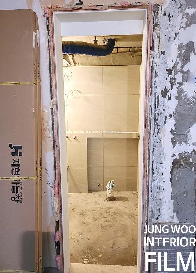 페인트 잔해가 보이는 벽면과 문틀 주변