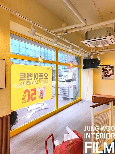 노란 벽면과 천장 배관, 타일 바닥이 드러난 내부 전경