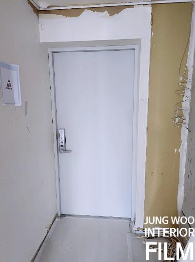흰색 문과 베이지색 벽면이 있는 복도 공간