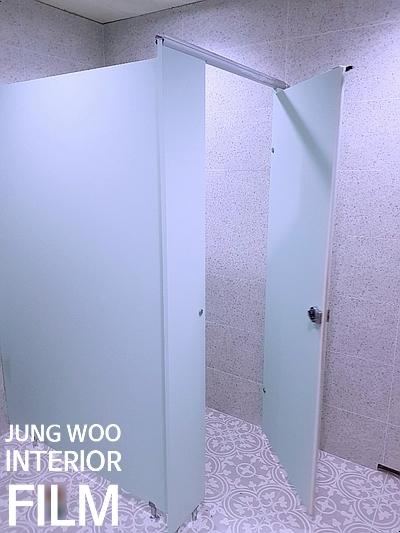 투명 유리 분리벽과 패턴 타일이 적용된 공간