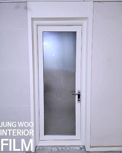 도어 프레임과 유리 패널이 결합된 상부 모습
