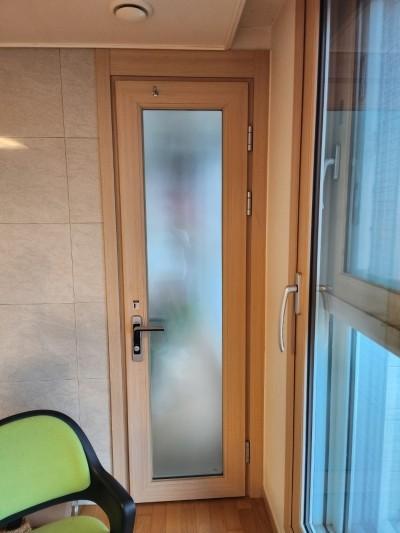 타일 벽면과 창호가 보이는 현관 입구 작업 모습