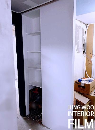 필름 시공 전 수납장 내부 선반과 도어 패널의 상태