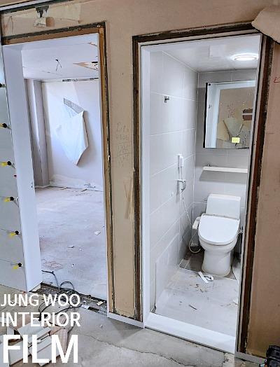 욕실 내 설비 주변의 작업 장면
