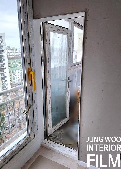 창호와 문이 설치된 발코니 내부 공간