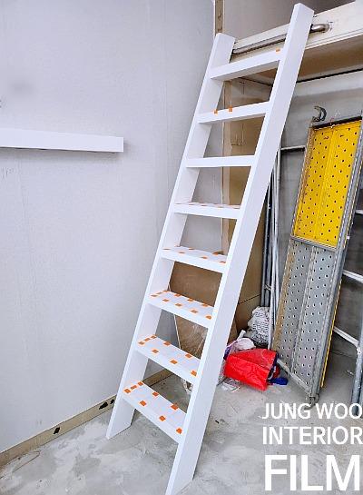 흰색 벽면과 메탈 선반이 보이는 작업 현장