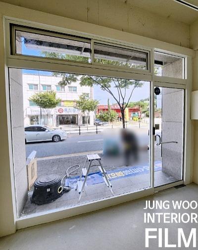 창호 손잡이 주변의 세밀한 마감 작업