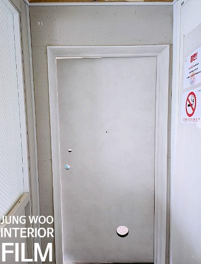 블루색 라벨이 붙어 있는 복도 문과 벽면