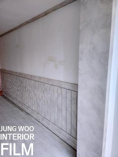 세로 줄무늬 마감재와 흰색 타일이 있는 복도