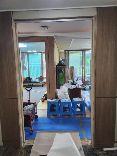 수납장과 바닥재가 만나는 지점의 기초 작업