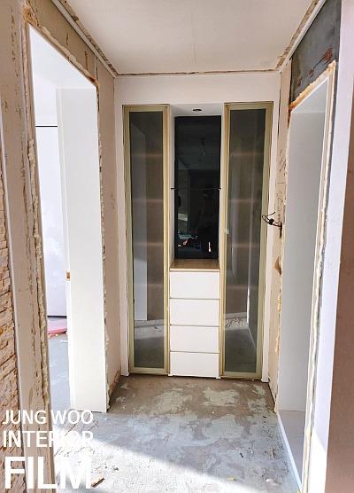 수납장 외관의 필름 시공 과정