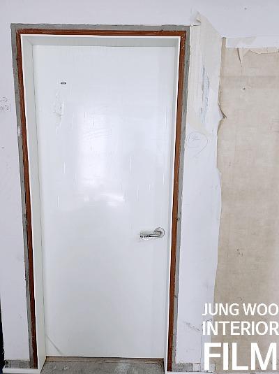 도어 프레임 상부와 하부 패널의 접합부