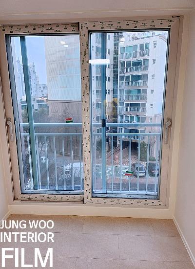 외부 전경이 보이는 창호 프레임 근접 촬영