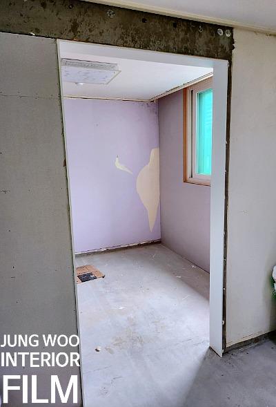 연보라색 벽면과 흰색 타일 바닥이 있는 창가 공간