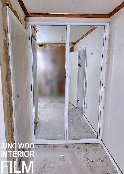 천장 나무 테두리와 벽면 흠집이 보이는 구간