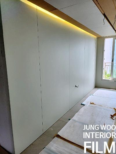LED 조명이 켜진 실내 공간의 창가 주변