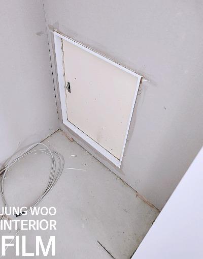 흰색 프레임 도어 주변의 기초 작업