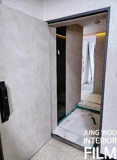 보양재가 설치된 현관 내부의 공사 중 상태