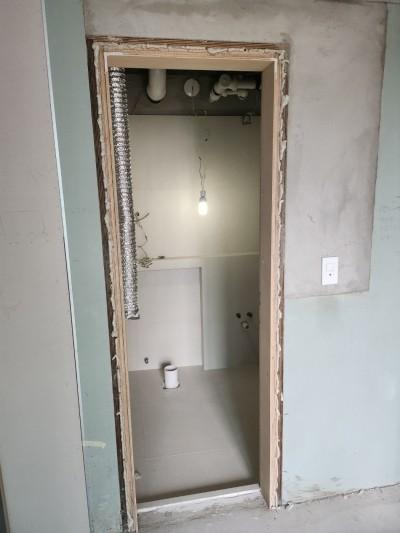 전선과 배관이 노출된 문틀 주변 작업