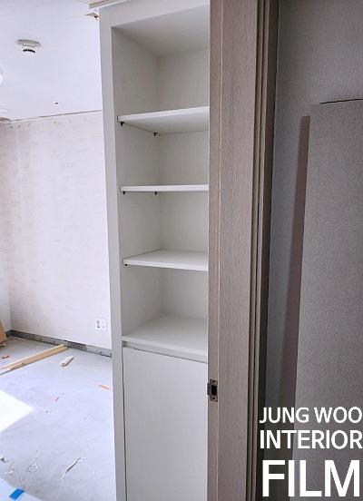 우드톤 바닥과 맞닿은 수납장 하단 작업