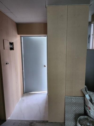 벽면 보드와 타일이 노출된 복도의 시공 과정