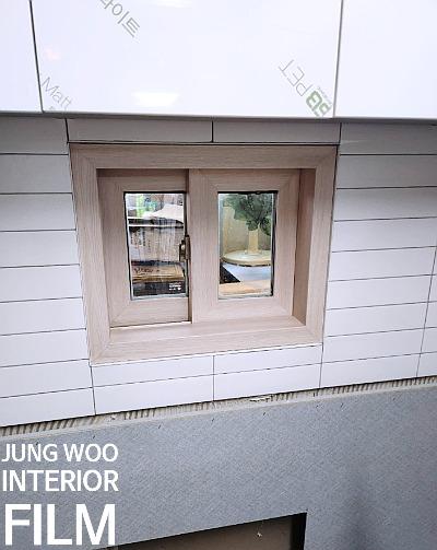 창문 틀의 최종 마감 처리 과정