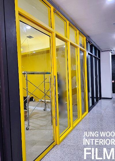 노란색 프레임 도어 안쪽의 작업 현장