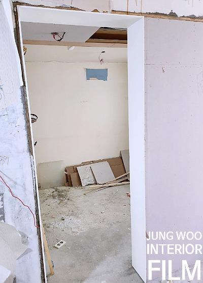 콘크리트 바닥과 전선이 노출된 시공 현장