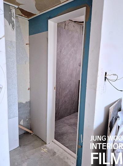 파란 도료가 칠해진 벽면과 흰색 문틀