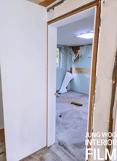 창문 프레임 상단과 측면의 마감 상태