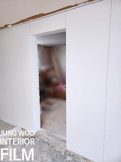 흙바닥 상태로 마감이 진행 중인 실내 공간