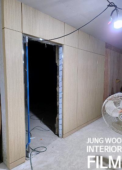목재 패널 마감 중인 문 열린 내부 공간